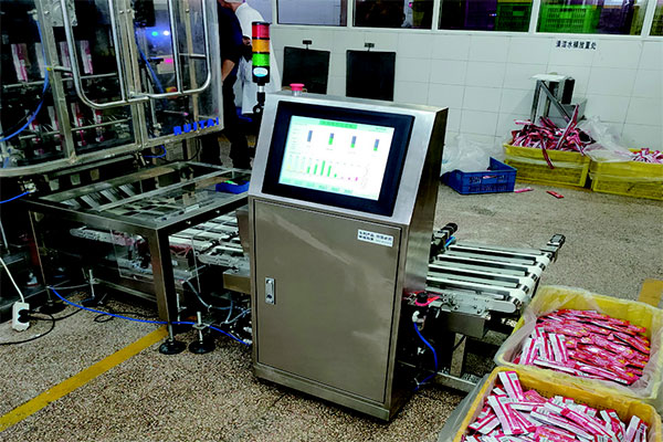 多列高精度檢重秤稱重現(xiàn)場(chǎng).jpg 多列高精度檢重秤稱重現(xiàn)場(chǎng).jpg